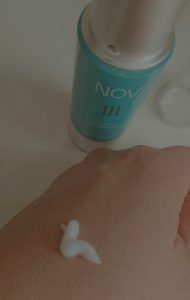NOV手の甲にのせた写真