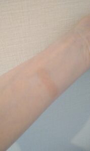 美発色ピンクを腕に塗ってみた印象