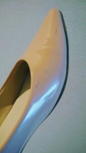 エナメルパンプスの傷部分